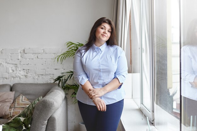 Una mujer expresiva está posando en la casa.