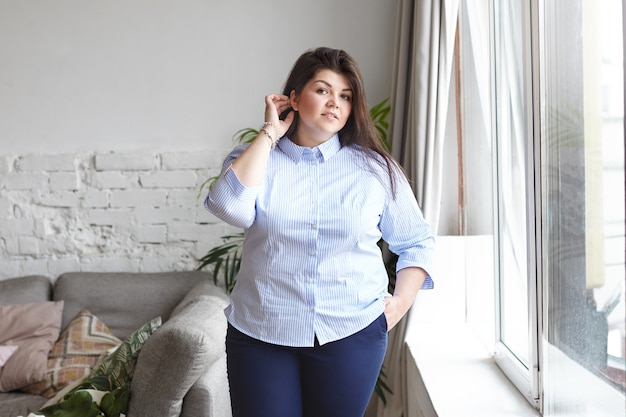 Una mujer expresiva está posando en la casa.