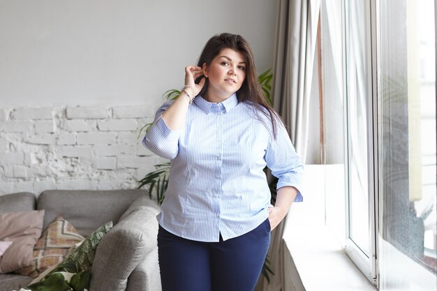 Una mujer expresiva está posando en la casa.