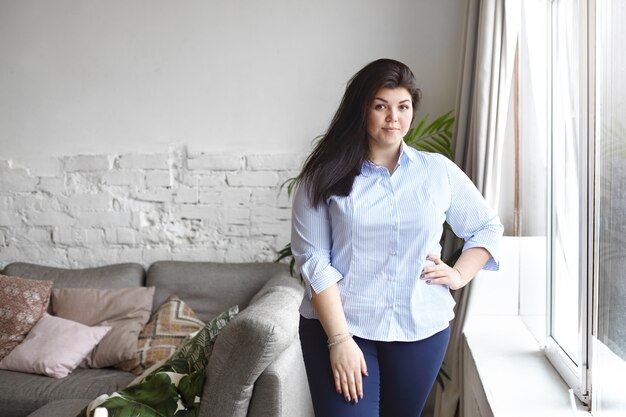 Una mujer expresiva está posando en la casa.