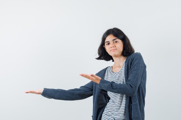 Una mujer expresiva está posando en el estudio.