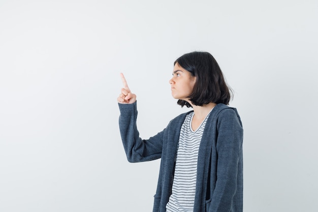 Una mujer expresiva está posando en el estudio.