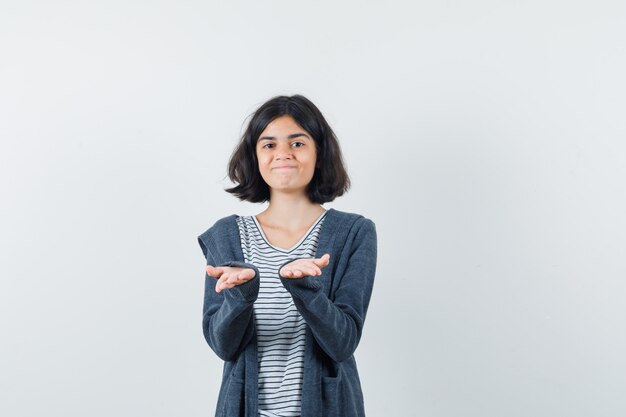 Una mujer expresiva está posando en el estudio.