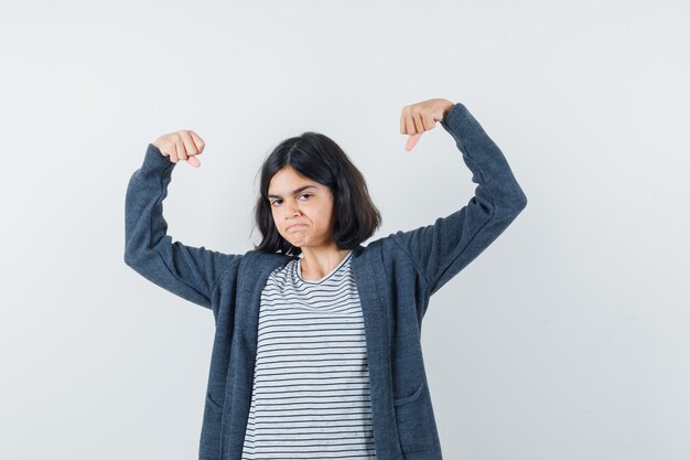 Una mujer expresiva está posando en el estudio.