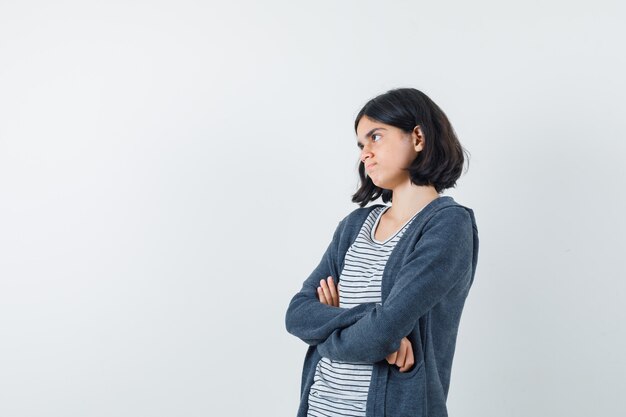 Una mujer expresiva está posando en el estudio.