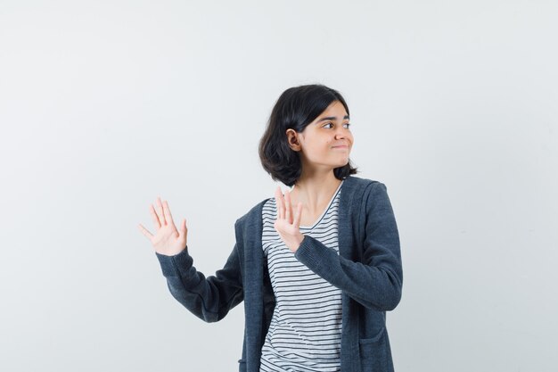 Una mujer expresiva está posando en el estudio.