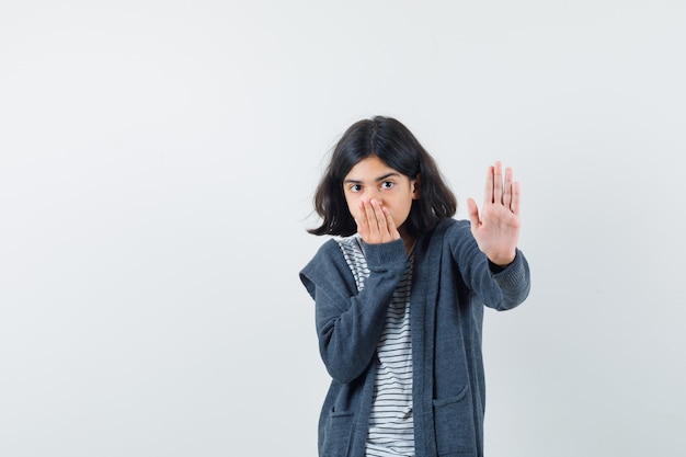 Una mujer expresiva está posando en el estudio.