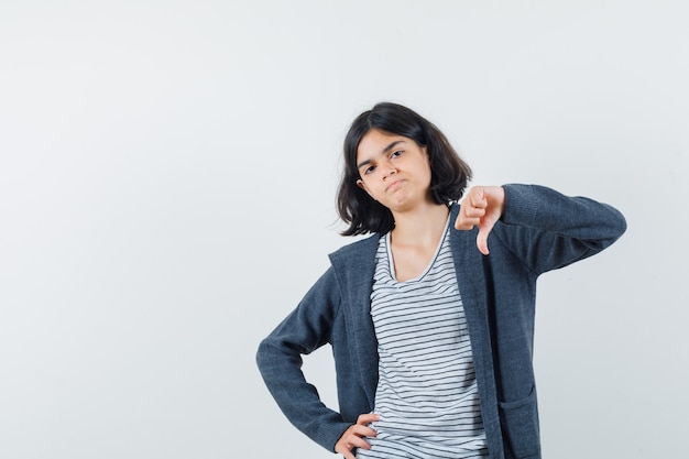 Una mujer expresiva está posando en el estudio.