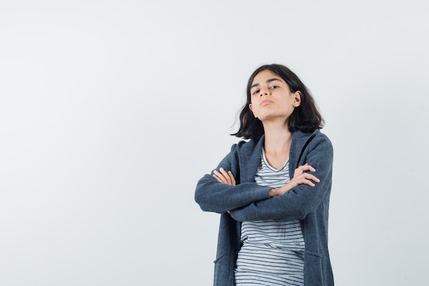 Una mujer expresiva está posando en el estudio.