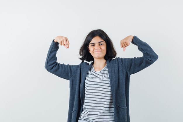 Una mujer expresiva está posando en el estudio.