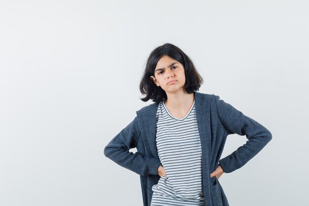 Una mujer expresiva está posando en el estudio.