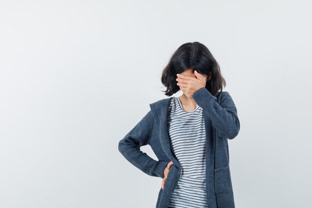 Una mujer expresiva está posando en el estudio.