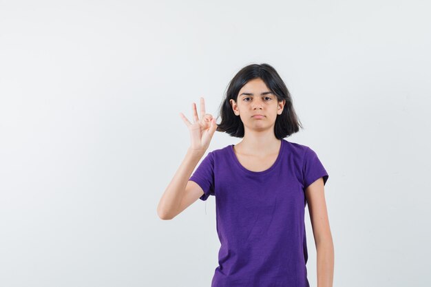 Una mujer expresiva está posando en el estudio.