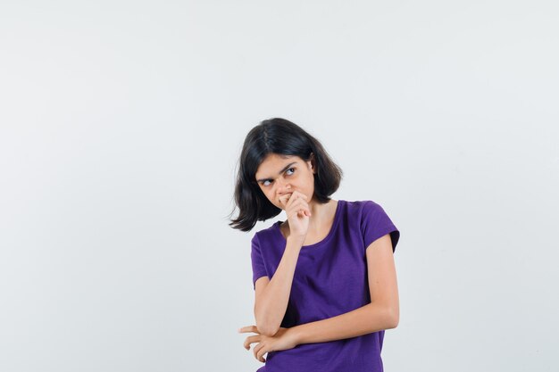 Una mujer expresiva está posando en el estudio.