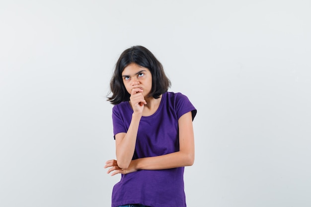 Una mujer expresiva está posando en el estudio.