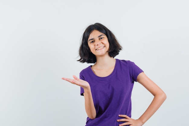 Una mujer expresiva está posando en el estudio.