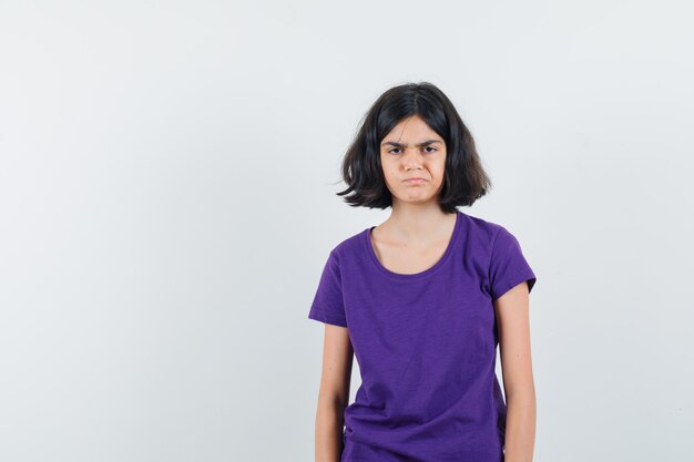 Una mujer expresiva está posando en el estudio.