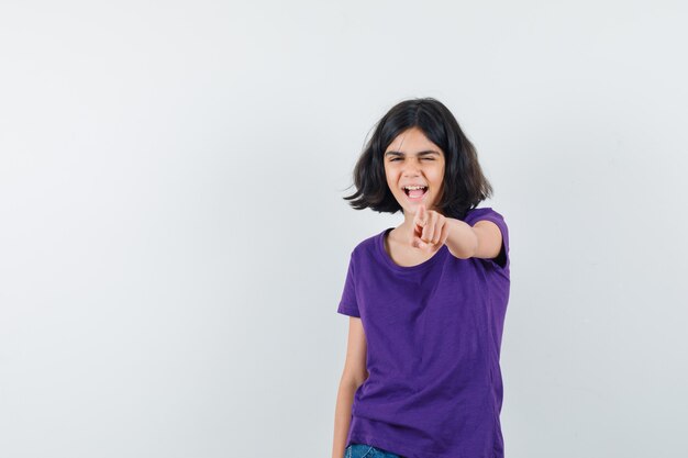 Una mujer expresiva está posando en el estudio.