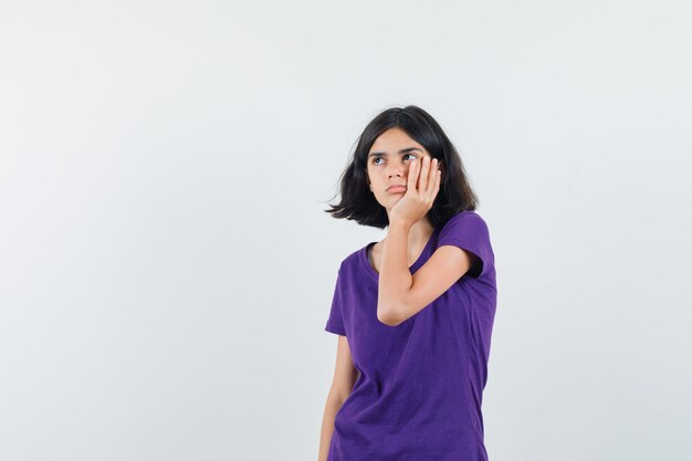 Una mujer expresiva está posando en el estudio.