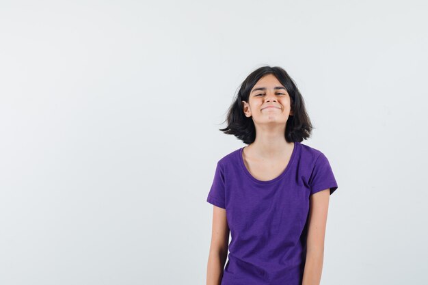 Una mujer expresiva está posando en el estudio.