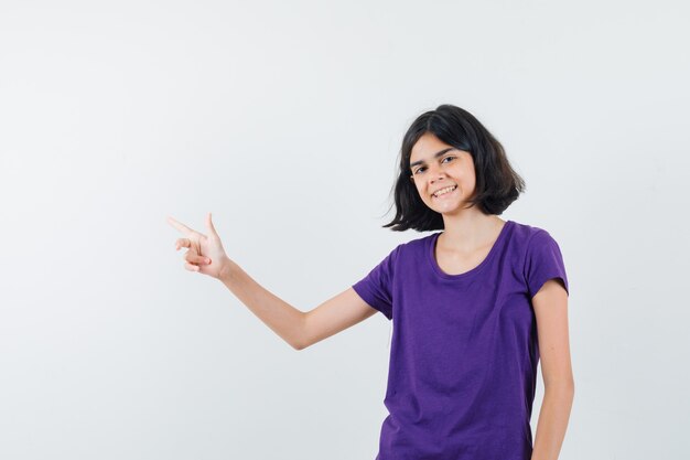 Una mujer expresiva está posando en el estudio.