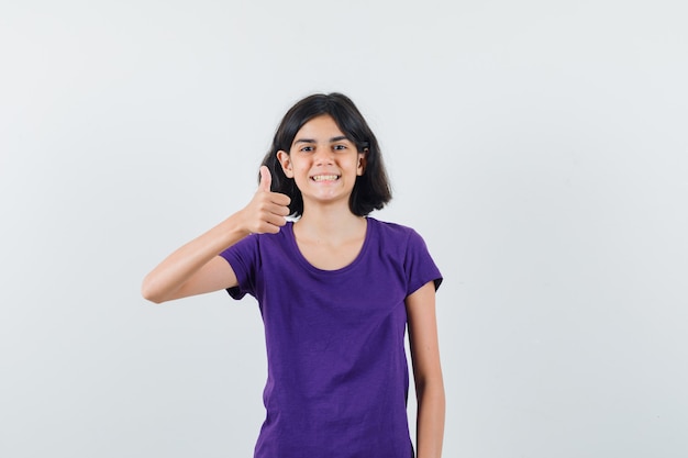 Una mujer expresiva está posando en el estudio.