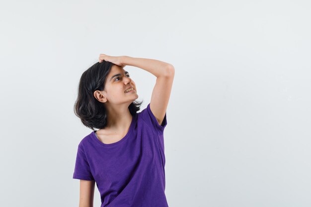 Una mujer expresiva está posando en el estudio.