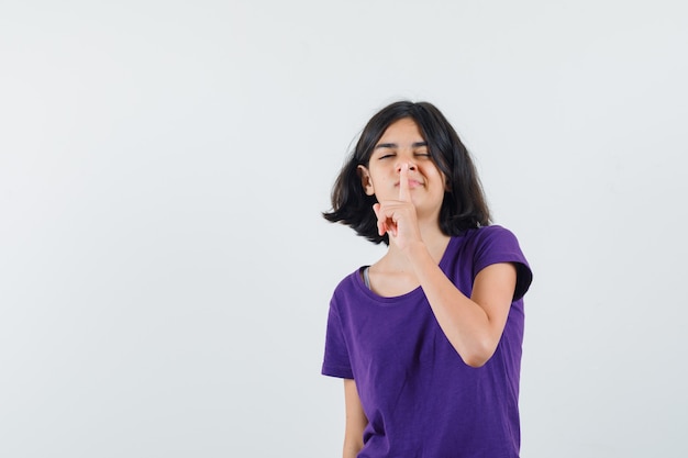 Una mujer expresiva está posando en el estudio.