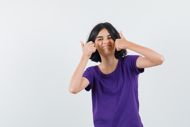 Una mujer expresiva está posando en el estudio.