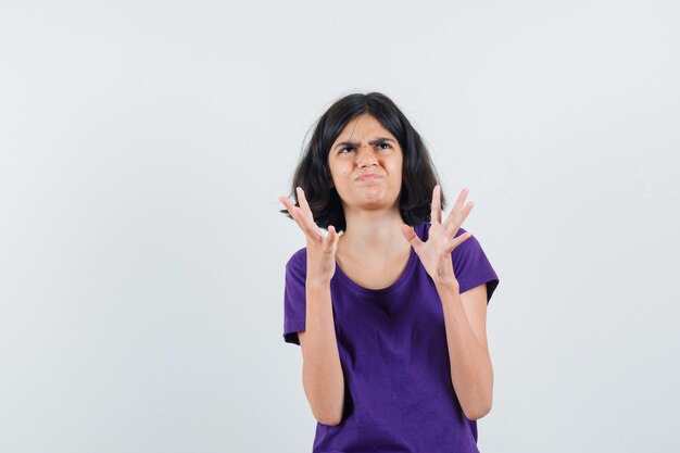 Una mujer expresiva está posando en el estudio.