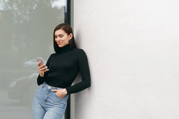 Mujer expresiva posando al aire libre