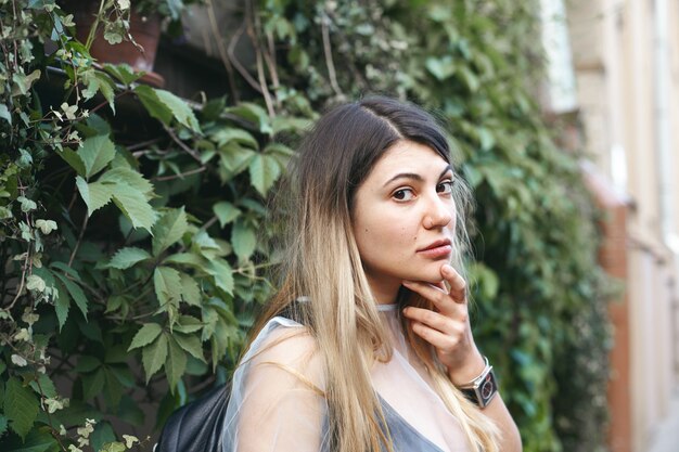 Mujer expresiva posando al aire libre