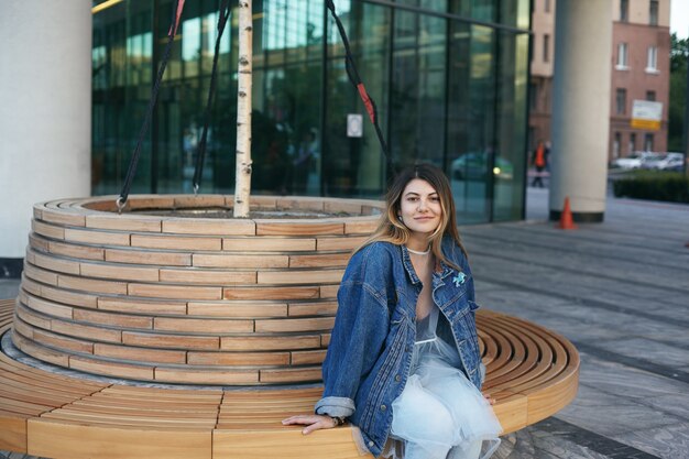 Mujer expresiva posando al aire libre