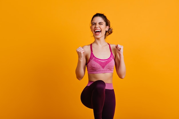 Mujer extática haciendo zumba