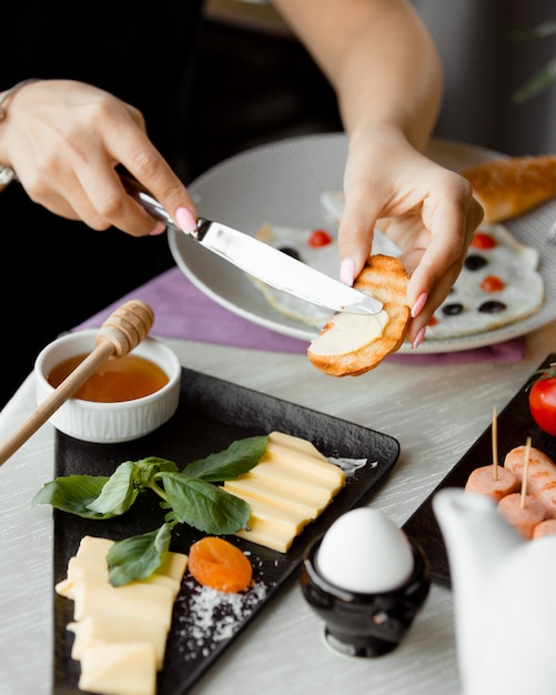 Mujer extiende mantequilla sobre una tostada