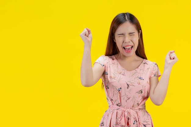 Mujer extremadamente contenta en vestido rosa