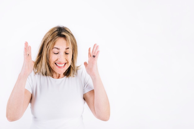 Mujer extremadamente emocionada