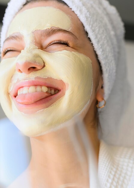 Mujer extremadamente feliz con mascarilla