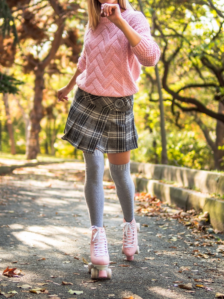 Foto gratuito mujer en falda y calcetines patinaje