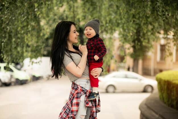 Mujer de la familia caminando a pie bebé