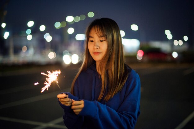 Mujer felicidad y jugando fuegos artificiales.