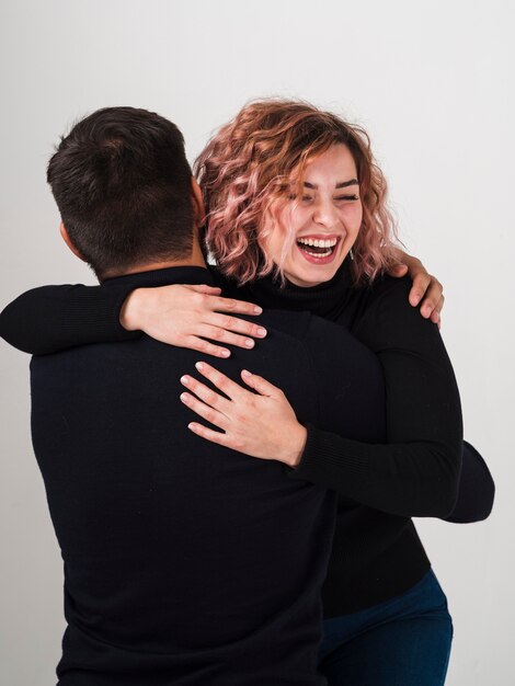 Mujer feliz abrazando a hombre para San Valentín