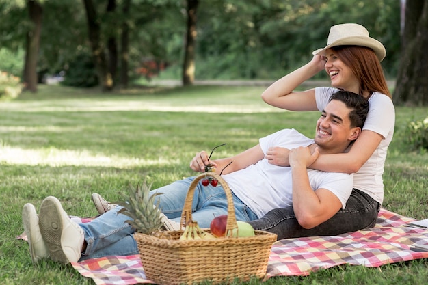 Mujer feliz abrazando a su novio