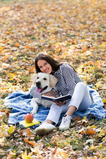 Mujer feliz abrazando a su perro