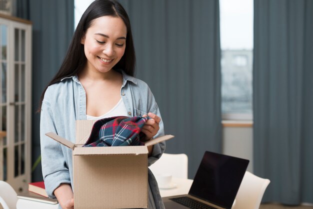 Mujer feliz abriendo pedido en línea