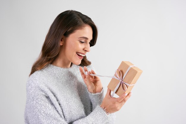 Mujer feliz abriendo el regalo