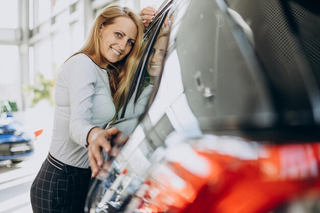 Mujer feliz acaba de comprar su coche nuevo