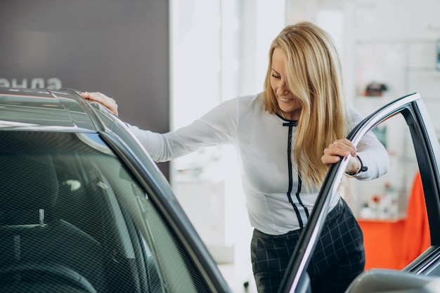 Mujer feliz acaba de comprar su coche nuevo