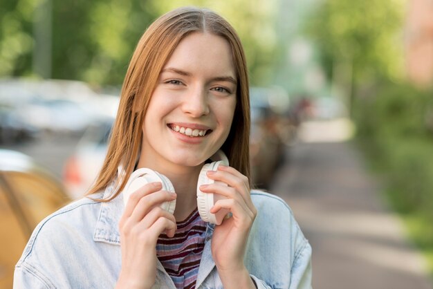 Mujer feliz afuera