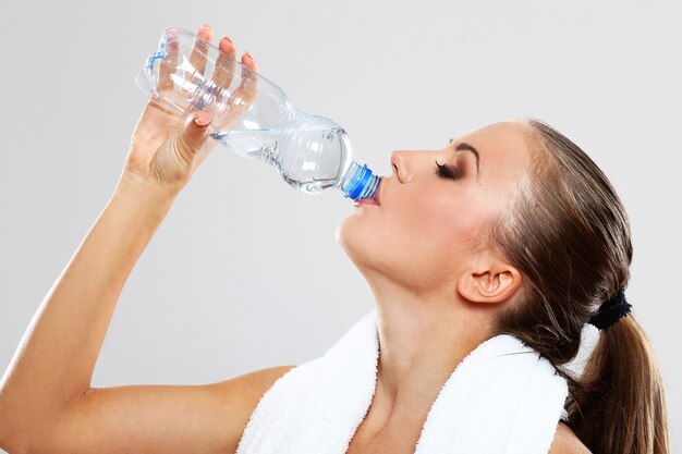 Mujer feliz, agua potable